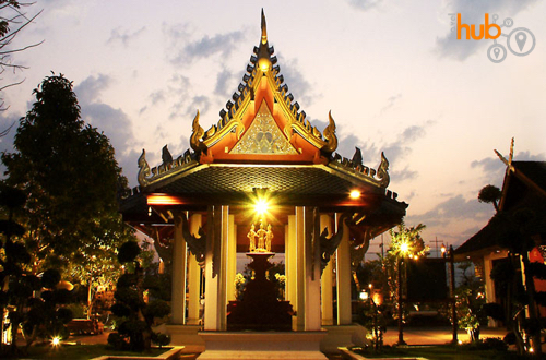 At the entrance to the Khum Kantoke venue