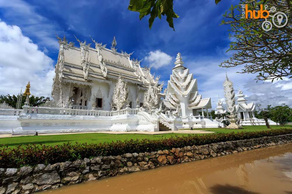The spectacular Wat Rong Khun