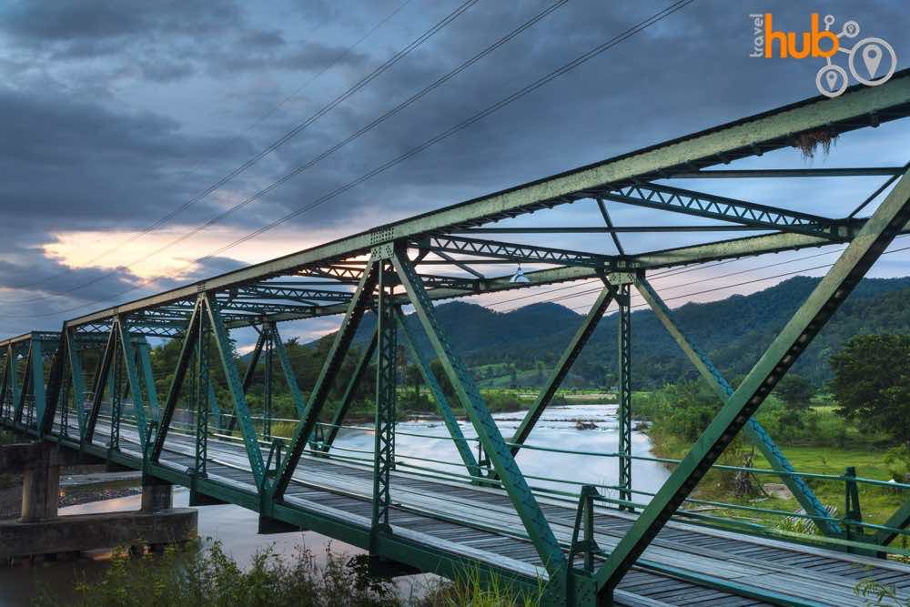 Just before  Pai we can stop at the famous memorial bridge