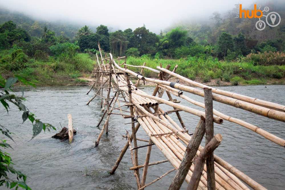 Bamboo bridge crossing the Pai river