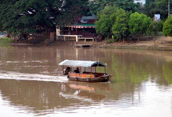 Mae Ping River cruise boat